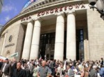 Tłumy przed Salą Kongresową Pałac Kultury i Nauki w Warszawie