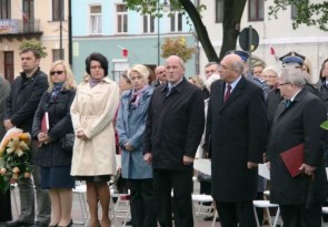 Dyrektor Biura Emil Sobczyk (pierwszy od lewej) podczas uroczystości w Łęczycy