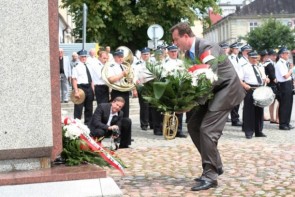 Senator składa kwiaty pod pomnikiem Marszałka Józefa Piłsudskiego.
